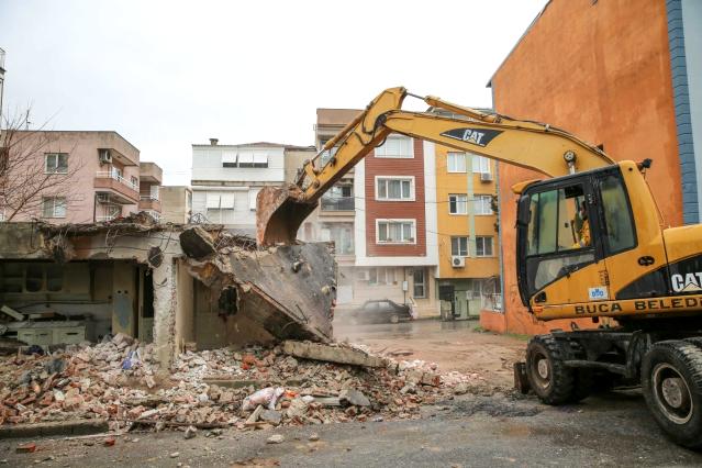 Buca’da metruk binalara müdahale