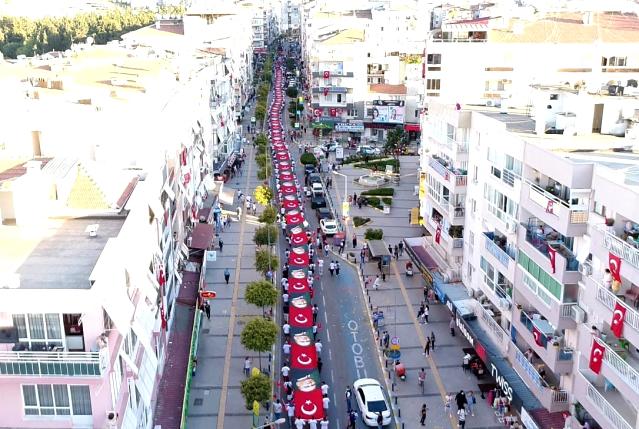 İzmir’de 190 genç 190 metrelik Türk bayrağını taşıdı