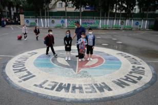 İzmir’de ilkokul öğrencileri yüz yüze eğitimin başlamasıyla okullarına kavuştu