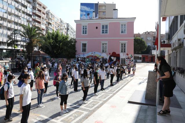 İzmir’de ortaokul ve lise öğrencileri yüz yüze eğitimin başlamasıyla okullarına döndü