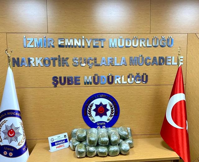 İzmir’de uyuşturucu satıcılarına darbe: Bir araçta 26 kilo bonzai ele geçirildi