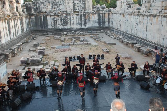 İzmir Devlet Türk Dünyası Dans ve Müzik Topluluğu, Apollon Tapınağı’nda konser verdi