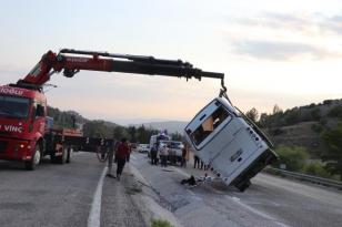 Lösemili öğrencileri taşıyan tur otobüsü devrildi: 4’ü ağır 15 yaralı