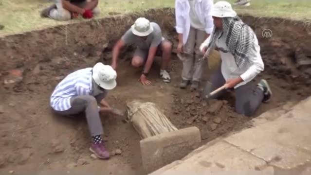 Metropolis Antik Kenti’nde 1800 yıllık kadın heykeli bulundu