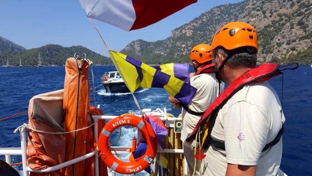 Fethiye’de sürüklenen tekneyi kıyı emniyeti kurtardı