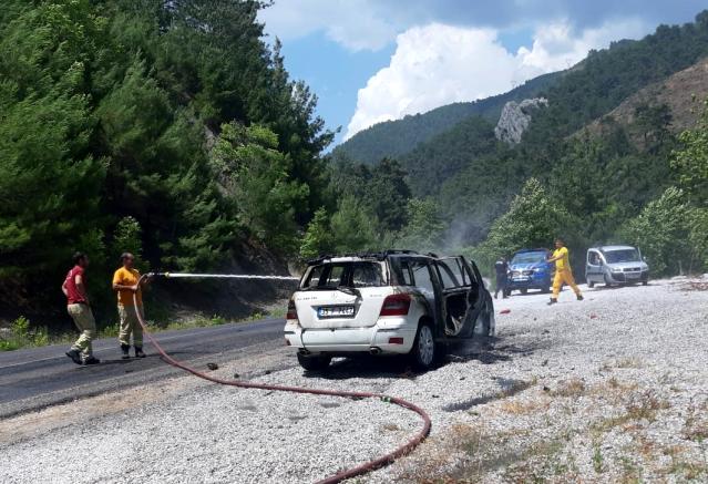 Ormanlık alanda çıkan araç yangını korkuttu