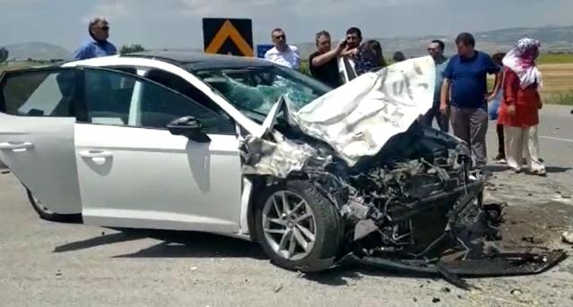 Otomobil buğday yüklü traktörle çarpıştı: 6 yaralı