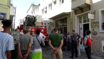 İzmir’de otelde yangın: 3 kişi dumandan etkilendi