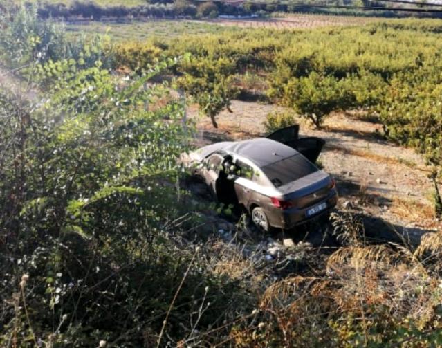 Kuşadası’nda otomobil tarlaya uçtu