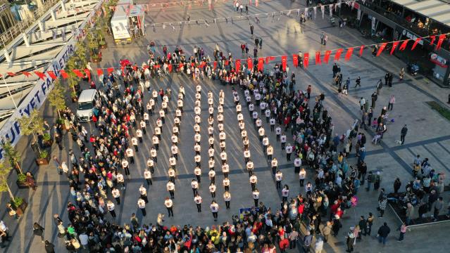 Aydın’da 98 kadın, 29 Ekim’i zeybek oynayarak kutladı