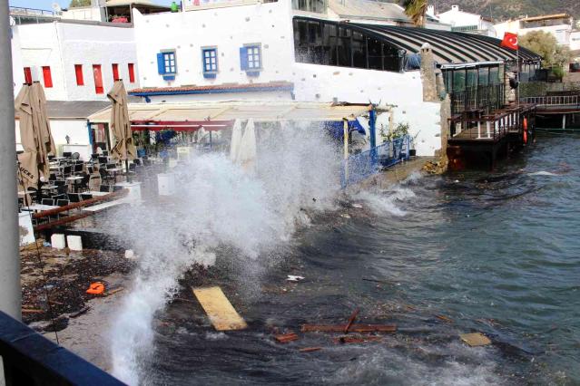 Fırtınanın hızının 70 kilometreye ulaştığı Bodrum’da denizin rengi değişti