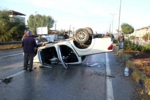 Kontrolden çıkan kamyonet takla atıp karşı şeride geçti: 3 yaralı