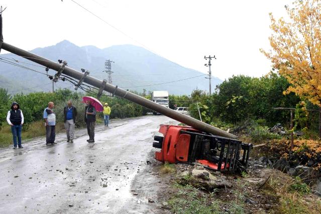 Kamyon kasasından düşen Forklift mahalleyi elektriksiz bıraktı