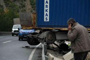 Kontrolden çıkar tır bariyerlere çarptı, zincirleme kaza yaşandı