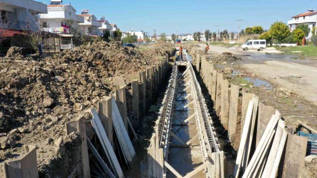 Aydın Büyükşehir Belediyesi’nin Kuşadası’ndaki alt yapı çalışması devam ediyor