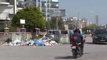 Çiğli sokaklarında oluşan çöp yığınları toplanmayı bekliyor