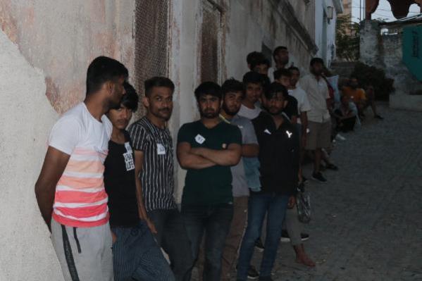 İzmir’de 98 göçmen kurtarıldı, 2’si Türk 3 kişi gözaltına alındı