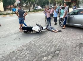 Motosiklet elektrikli bisiklete kafa kafaya çarptı; 3 yaralı