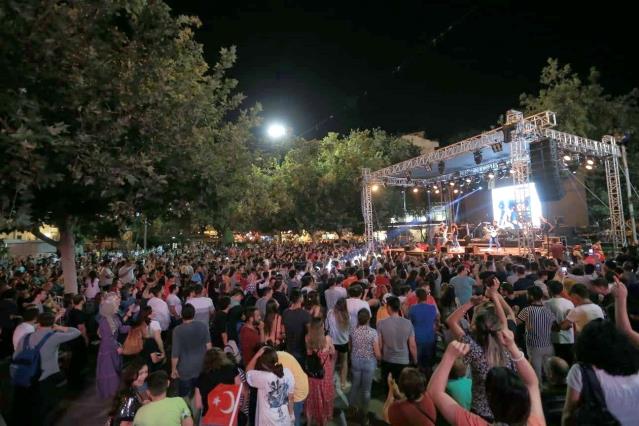 Pamukkale’nin Zafer Bayramı konserleri Denizlileri coşturdu