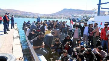 FOÇA’DA, BALIKÇI TEKNESİNDE 231 KAÇAK GÖÇMEN YAKALANDI