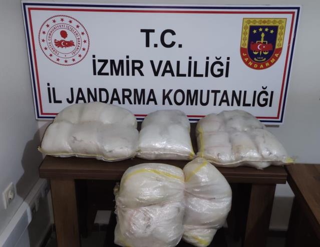 İzmir’de otomobilde uyuşturucu bulunmasıyla ilgili 4 zanlı tutuklandı