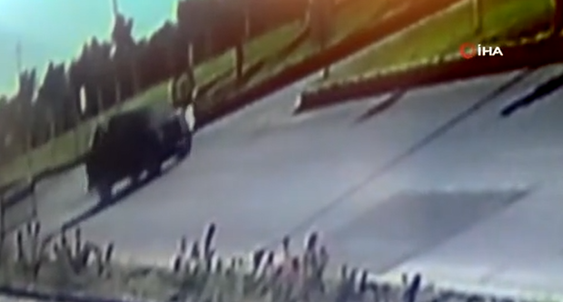 Motosiklet sürücüsünün ölümden döndüğü kaza kamerada