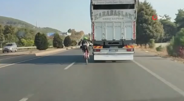 Trafikte tehlikeli yolculuk kamerada