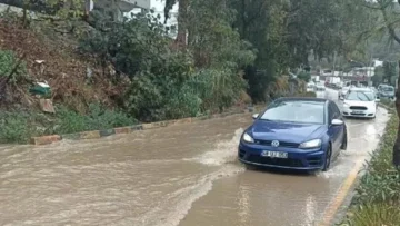 BODRUM’DA KUVVETLİ YAĞMURDA CADDE VE SOKAKLARI GÖLE DÖNDÜ