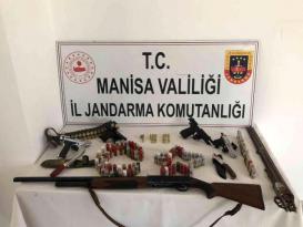 Turgutlu’da bir evde yapılan aramada çok sayıda silah ele geçirildi