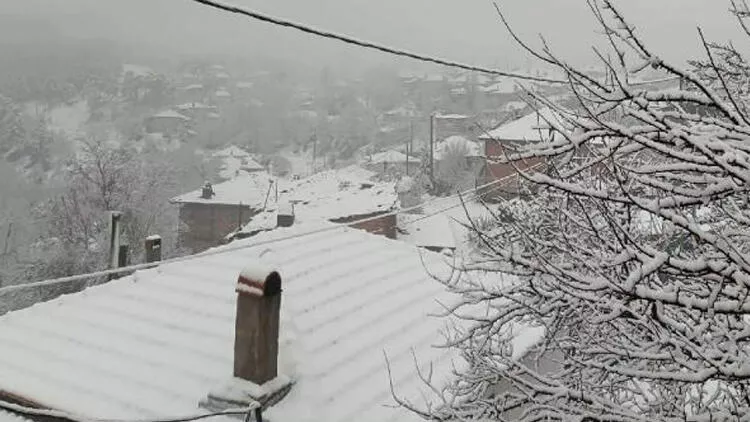 İzmir’in 3 ilçesinde kar yağışı