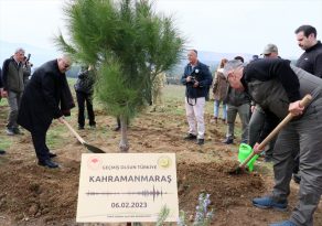 Depremde hayatını kaybedenler için İzmir’de hatıra ormanı oluşturuldu