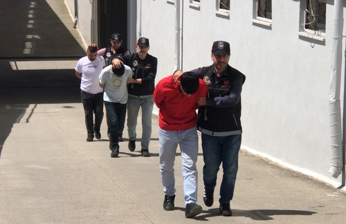 İzmir’de büyük uyuşturucu operasyonu: 52 tutuklu