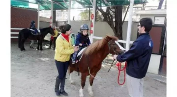 İzmir’de Atla Terapi Merkezi Engelli Çocukların Gelişimine Katkı Sağlıyor