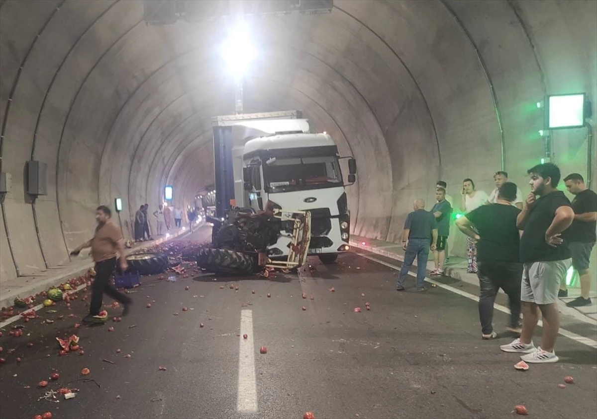 Assos Tüneli’nde Tırın Çarptığı Traktör Sürücüsü Ağır Yaralandı