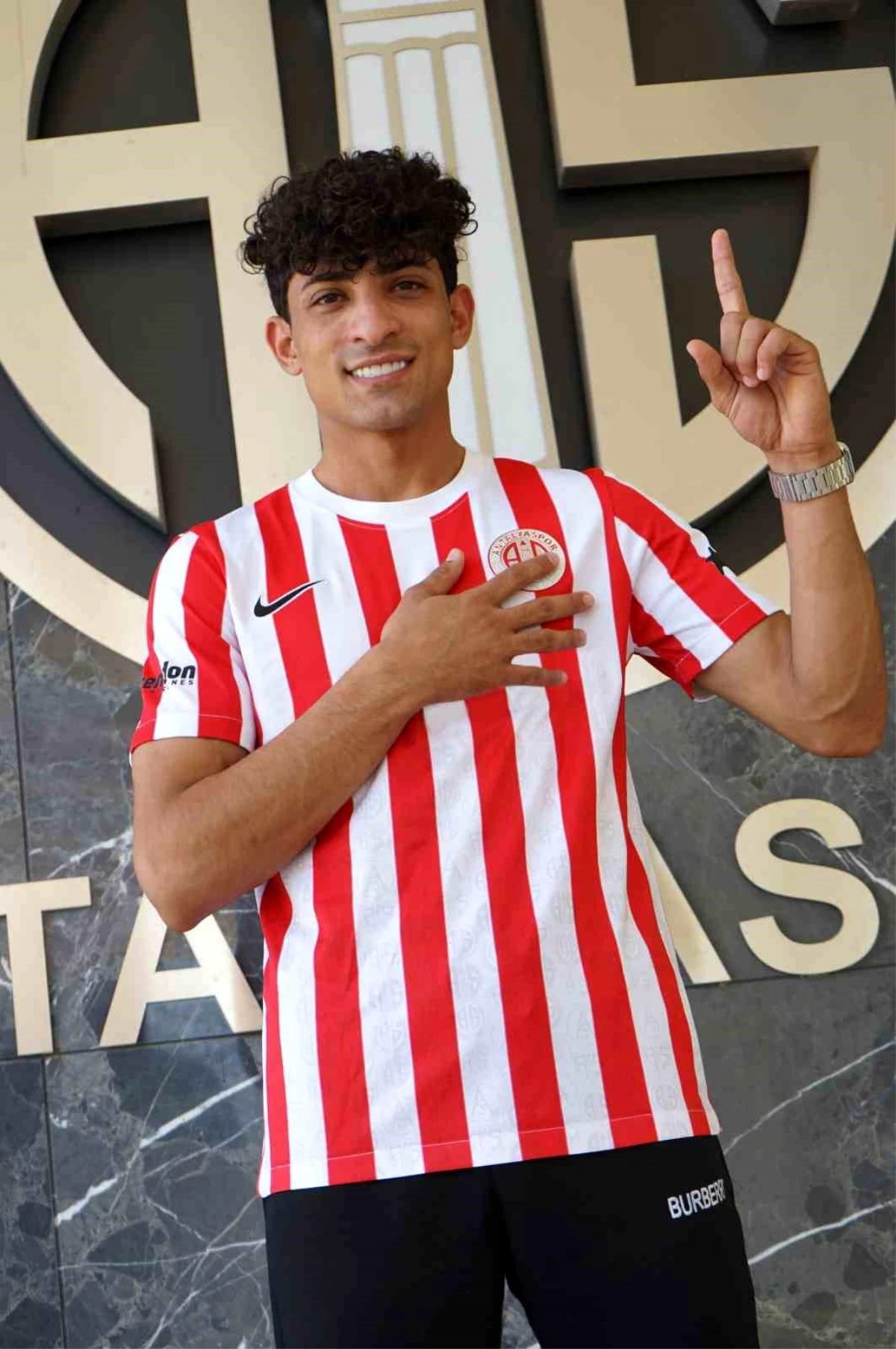 Antalyaspor, Iraklı futbolcu Ali Jasim ile sözleşme imzaladı