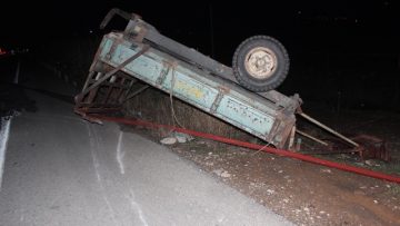 Manisa’da tır traktöre çarptı: 2 yaralı