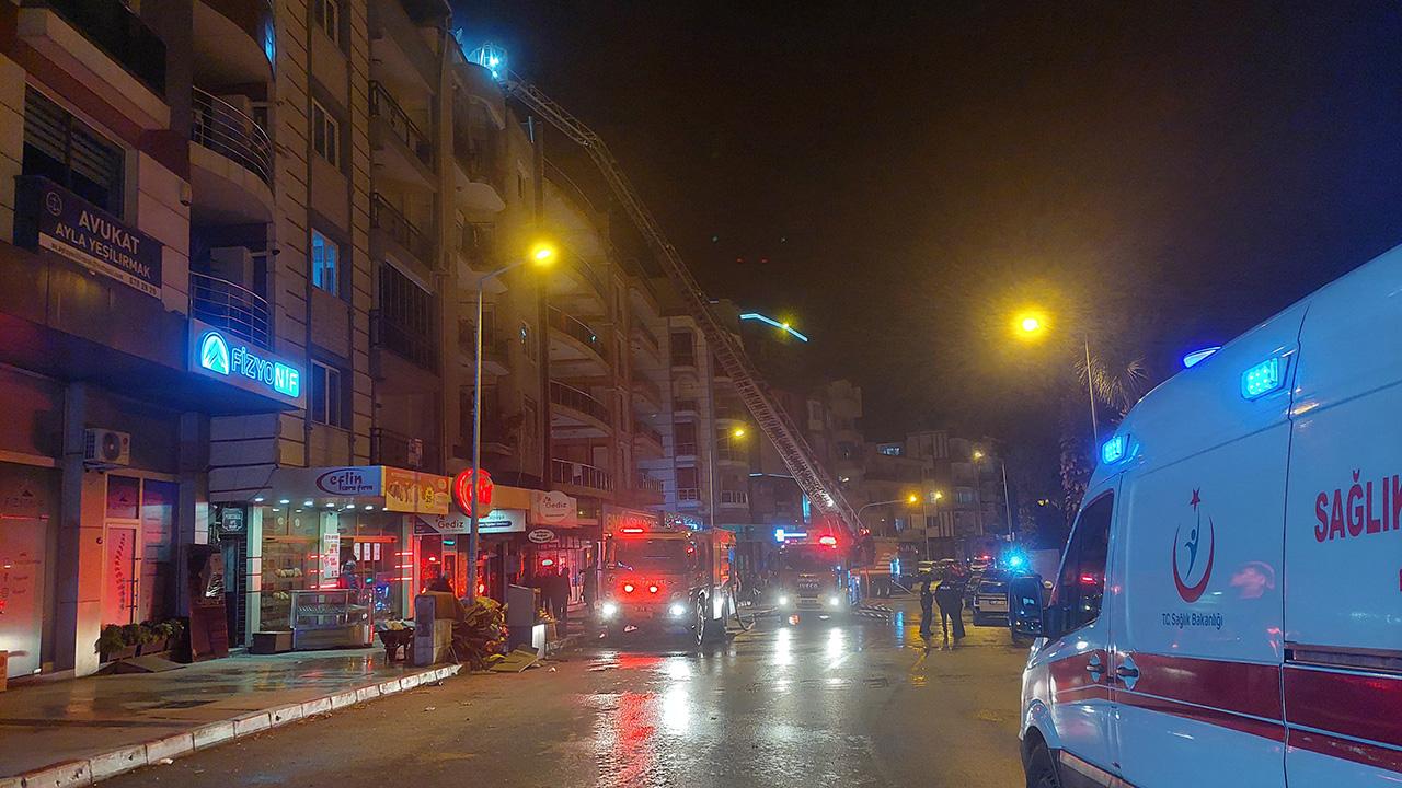 İzmir’de bir binanın çatısında yangın çıktı