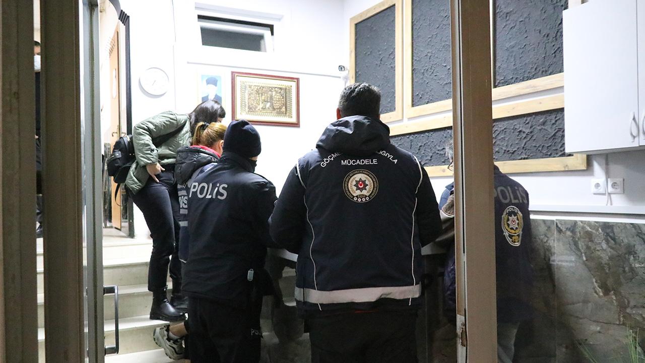İzmir’de düzensiz göçmenlere yönelik denetimler yapıldı