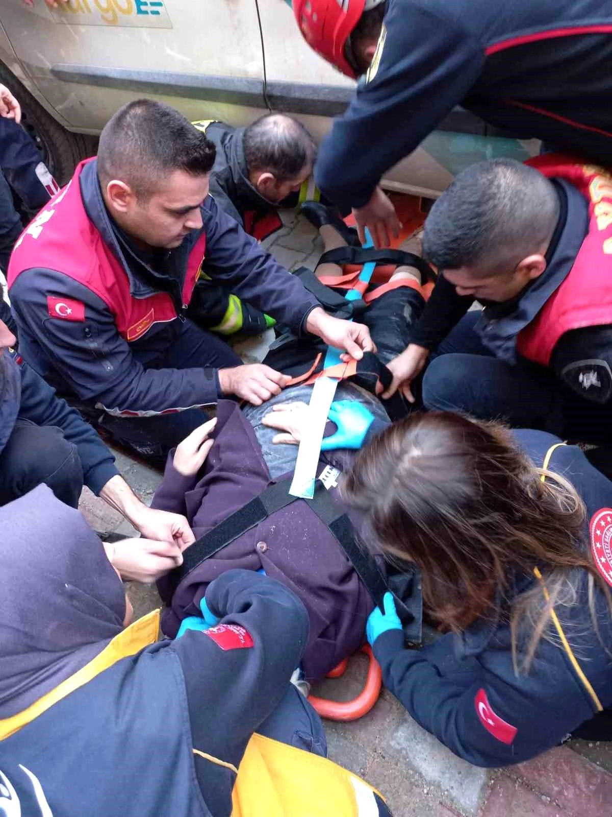 Aydın’ın Efeler ilçesinde geri manevra yapan PTT kargo aracının altında kalan yaşlı kadın itfaiye ekipleri tarafından kurtarıldı