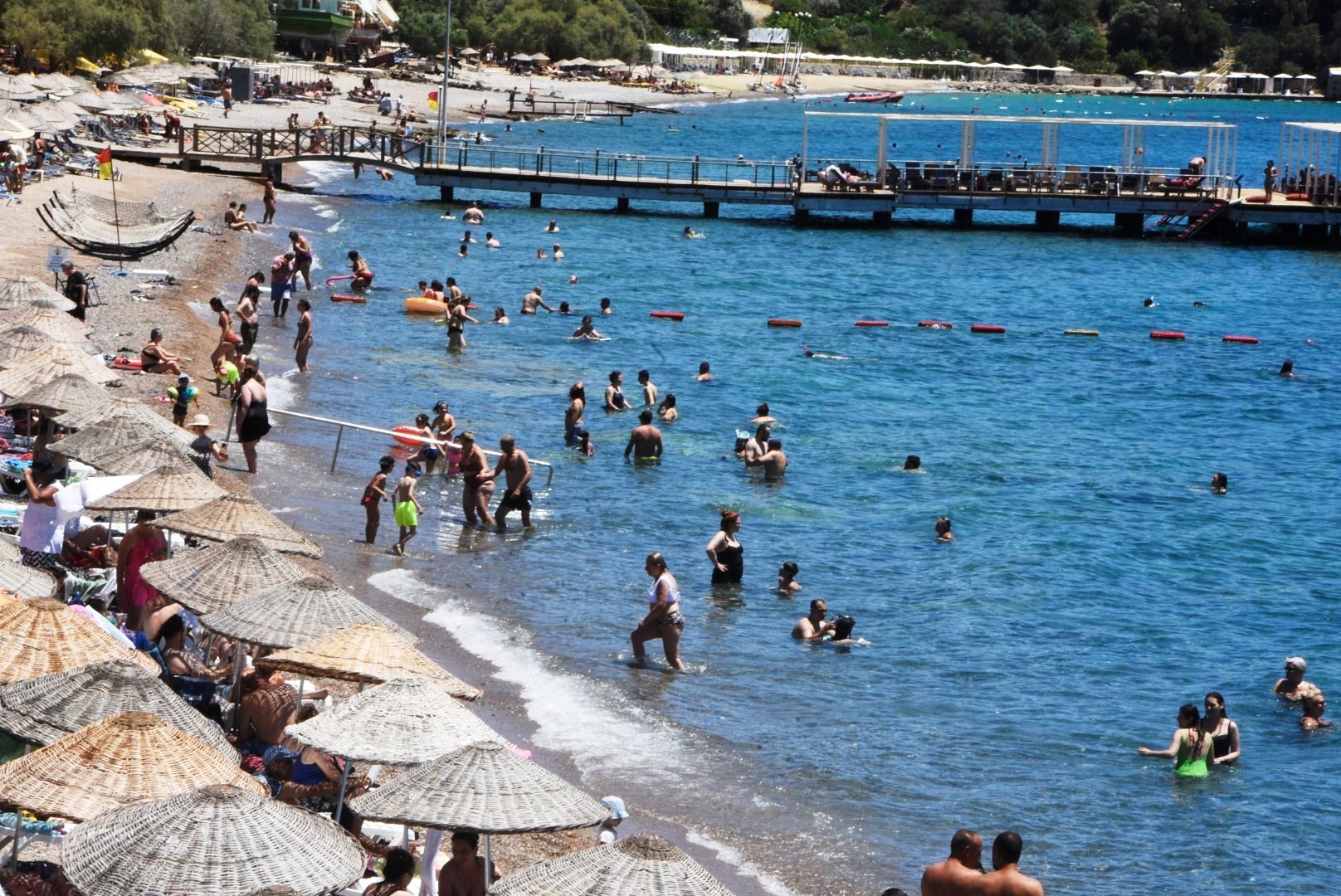 Bodrum’da Bayram Tatili Yoğunluğu: Sahiller Tıklım Tıklım, Oteller Dolup Taşıyor