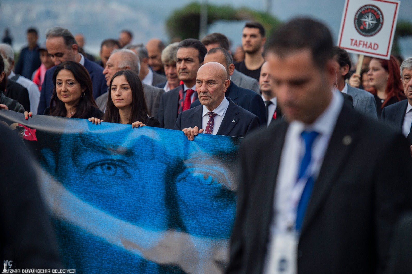 İzmir Ata’ya saygı için 350 metrelik posterle yürüdü