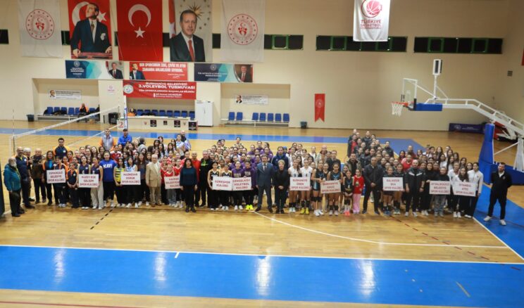 Burhaniye’de voleybol şöleni başladı