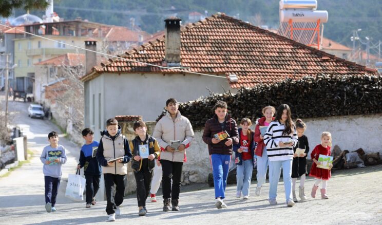 Muğla Büyükşehir’den kırsaldaki çocuklara kitap desteği