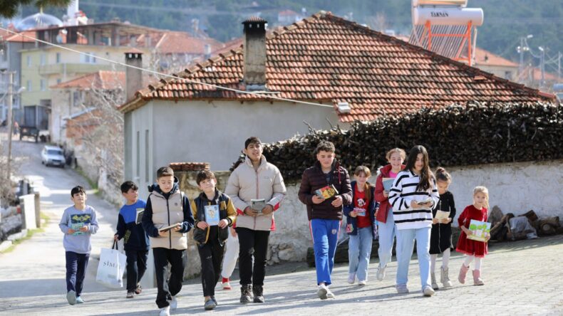 Muğla Büyükşehir’den kırsaldaki çocuklara kitap desteği