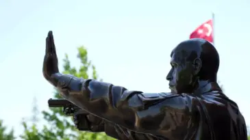 Darbe girişiminin seyrini değiştiren şehit Ömer Halisdemir’in kanı şehadet noktasında korunuyor