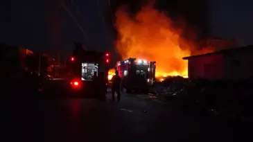 İzmir’de Çöp Yangını Panik Yarattı
