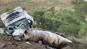 Datça’da virajı alamayan tır devrildi: 1 yaralı