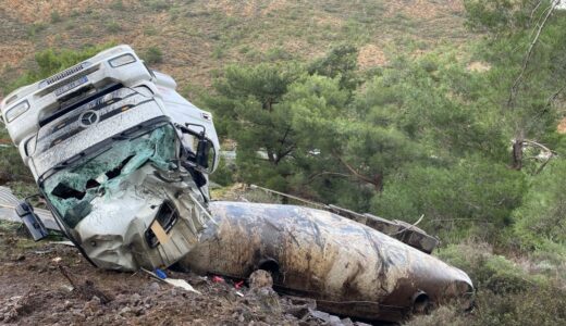 Datça’da virajı alamayan tır devrildi: 1 yaralı