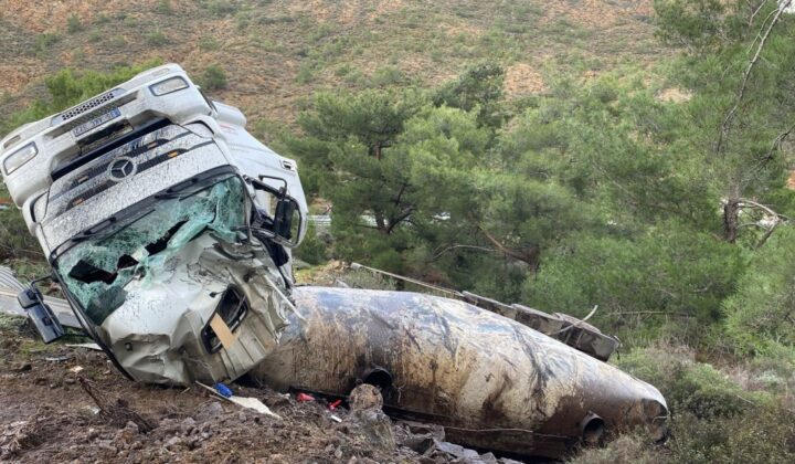 Datça’da virajı alamayan tır devrildi: 1 yaralı