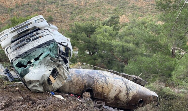 Datça’da virajı alamayan tır devrildi: 1 yaralı